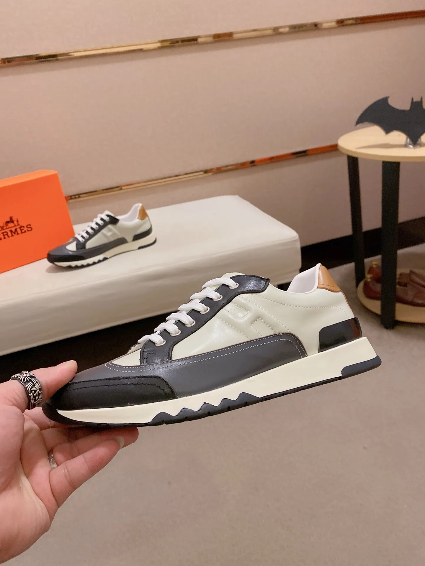 Ex-factory price: 500💰《HERMES》【Classic original single version】Hermès; top 🔝purchasing agent🔍🔍men's latest 🇺🇸sold simultaneously, original imported from Italy ▲▲first-layer cowhide ▲▲ (high-end, nobility and class) ) Exquisite workmanship (Italian 🇮🇹 imported water-dyed 🐂 cowhide lining) sole: original sole provided by the original factory, ⚠️exclusive double-layer activity·TPR·rubber·combined molded outsole; super comfortable·wear-resistant·non-slip·environmental protection The real thing is more beautiful when photographed in kind (high quality, following orders), you can come in and out at will * Number of yards: 38·39·40·41·42·43·44# (can be customized 45.)